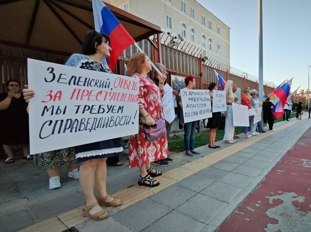    Митинг в память о погибших при теракте в Белгороде в Никосии возле здания посольства России на Кипре