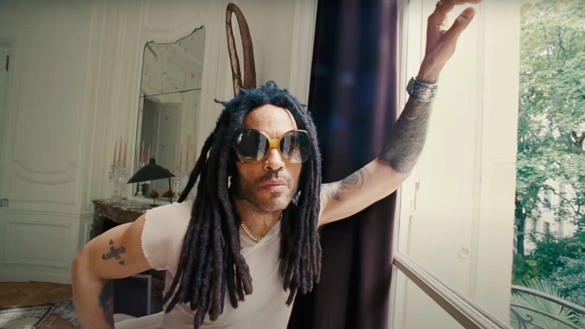  Самая приличная фотография из клипа TK421. Здесь Ленни хотя бы одет