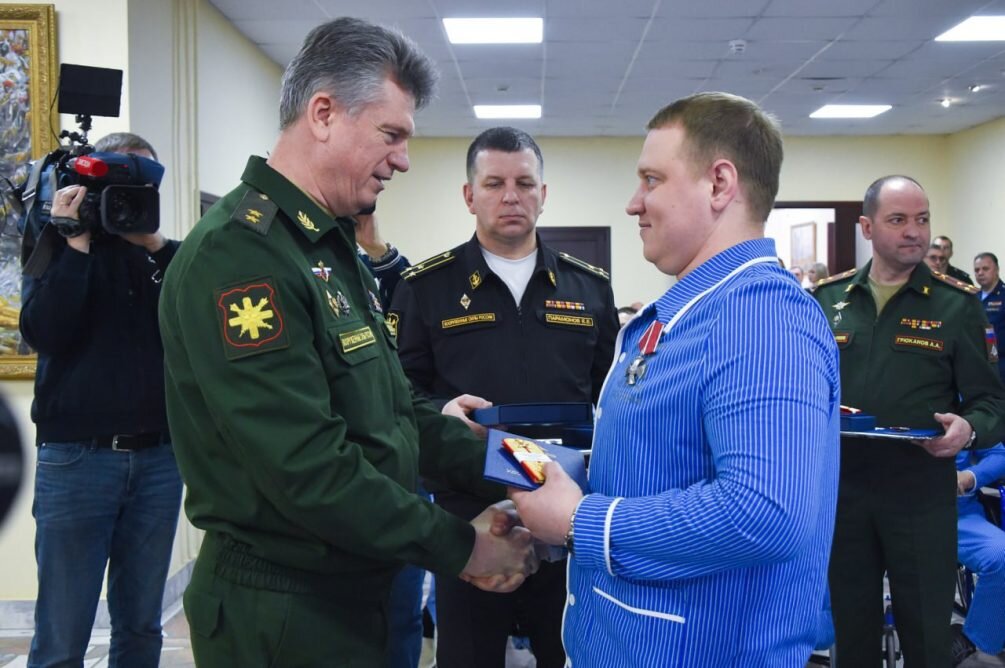    Кузнецов награждает бойцов СВО.