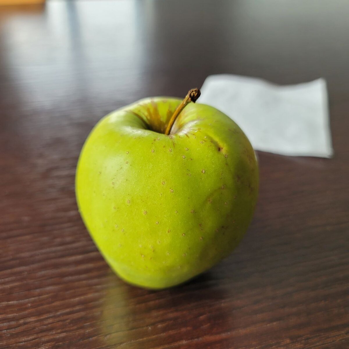 Грустна и бессмысленна жизнь яблока, не исполнившего свое предназначение!