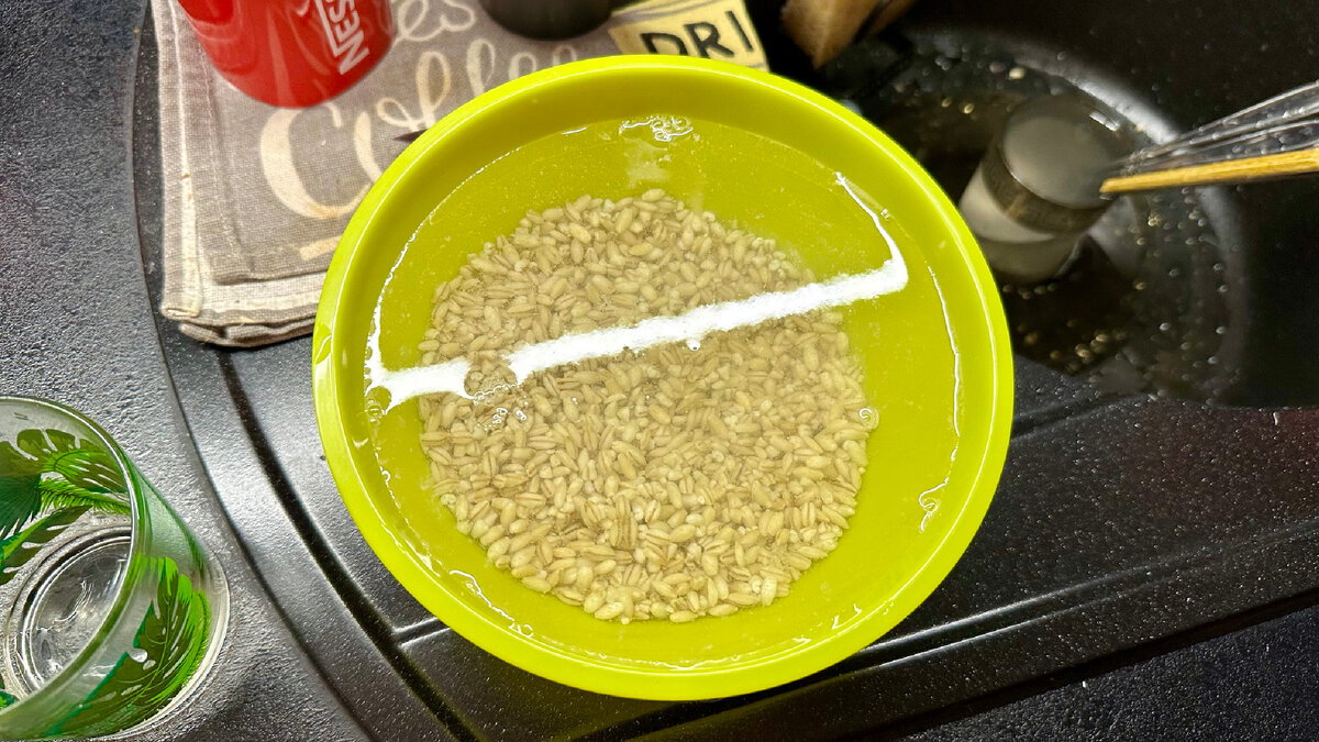 Любую кашу и крупу, указанную в меню, можно заменять аналогичной. Я, например, люблю перловую. Но у не один минус - надо предварительно мыть и замачивать. С овсянкой все проще.