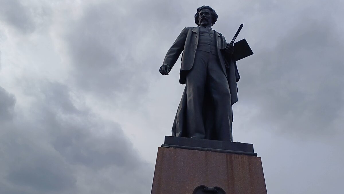 Памятник И. Е. Репину на Кодашевской набережной, напротив Третьяковской галереи. Фото Т. Федотовой