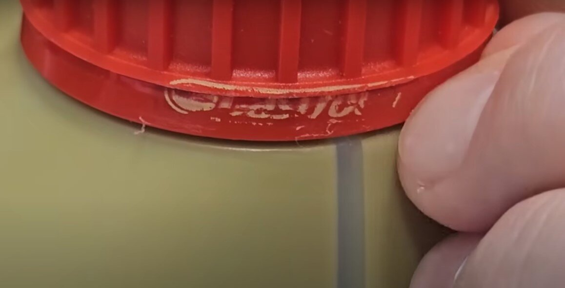 Нет черного контура пости стирания надписи "Castrol"