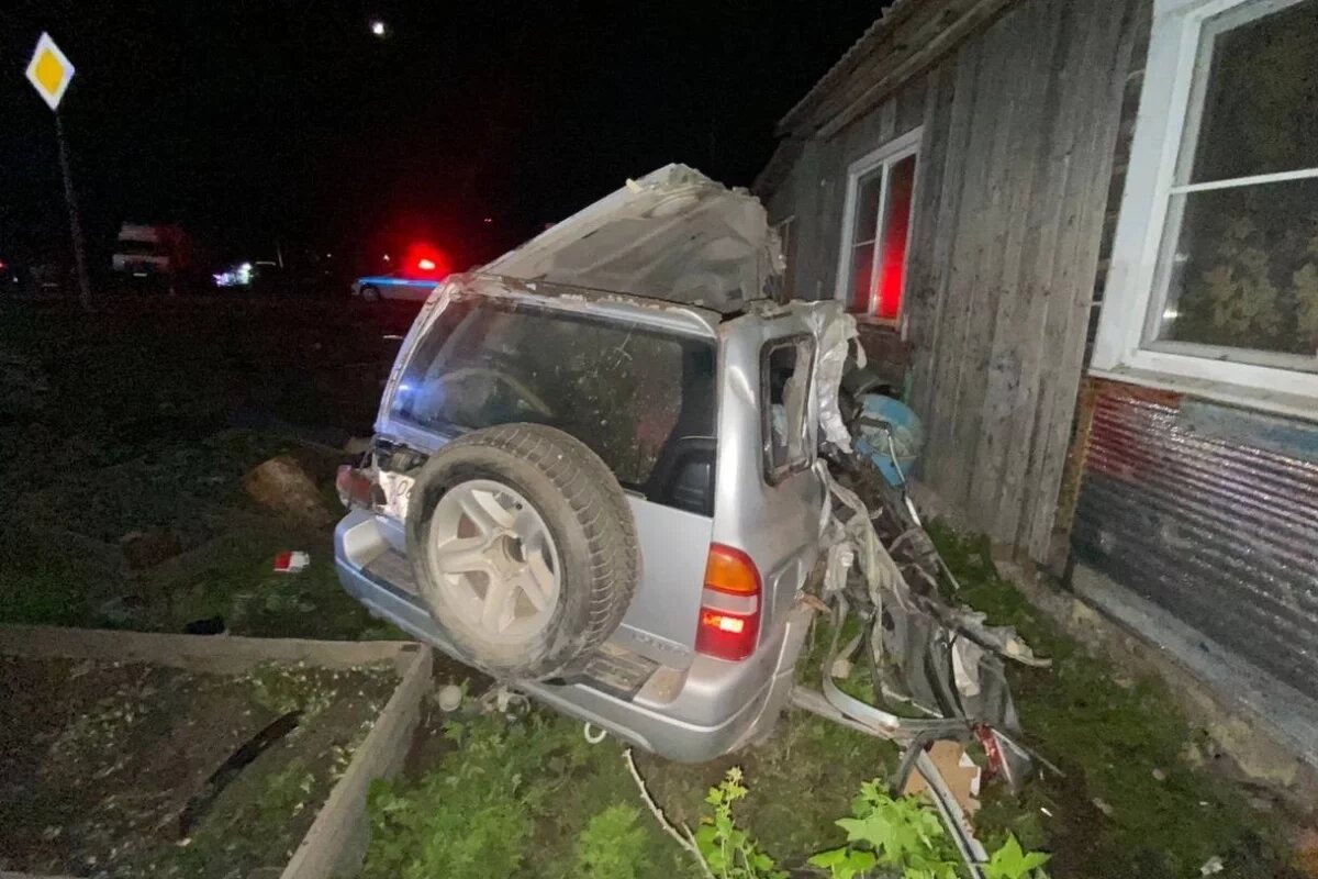    В Хабаровском крае водитель Suzuki врезался в дом, погибли двое