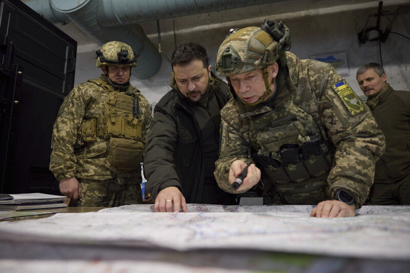 Военкоры сообщают, что президент Украины Владимир Зеленский не даёт главкому ВСУ свежие резервы для фронта. Войска направляются на оборону Киева, а не в зону СВО.-3