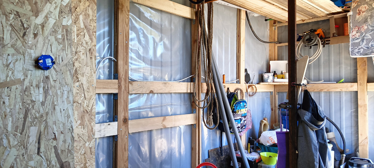 Часть 2.3 Бытовка. Продолжаю обшивать стены. Сборка кухонного уголка ...