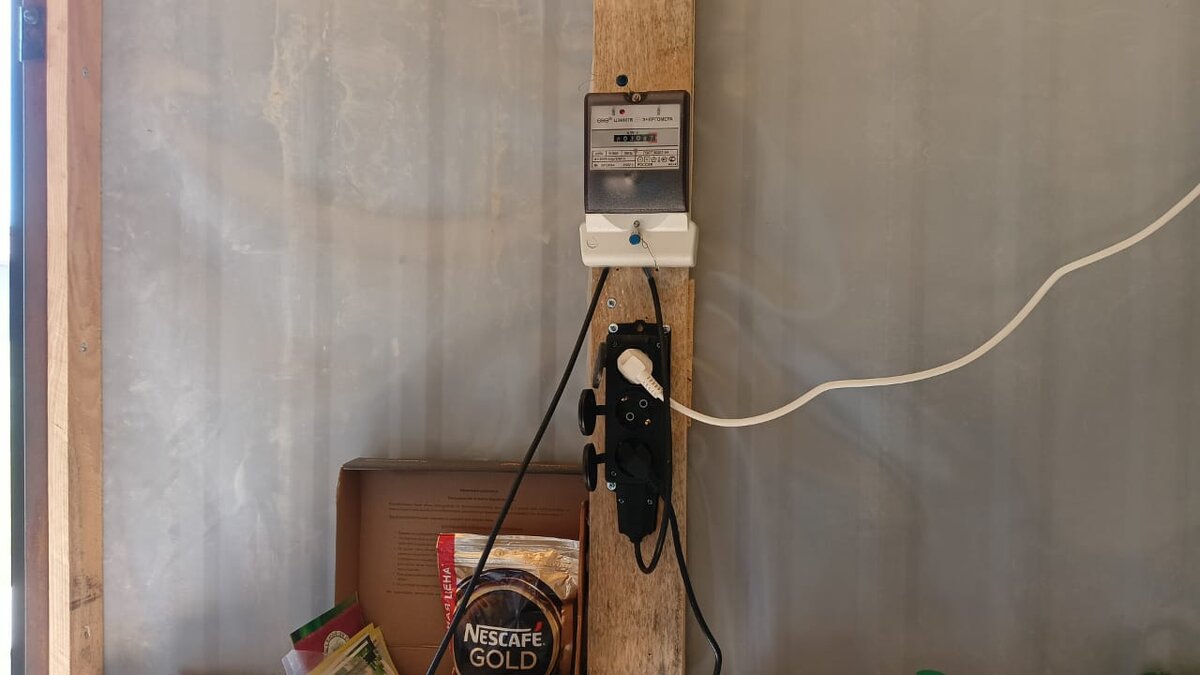 Часть 2.3 Бытовка. Продолжаю обшивать стены. Сборка кухонного уголка ...