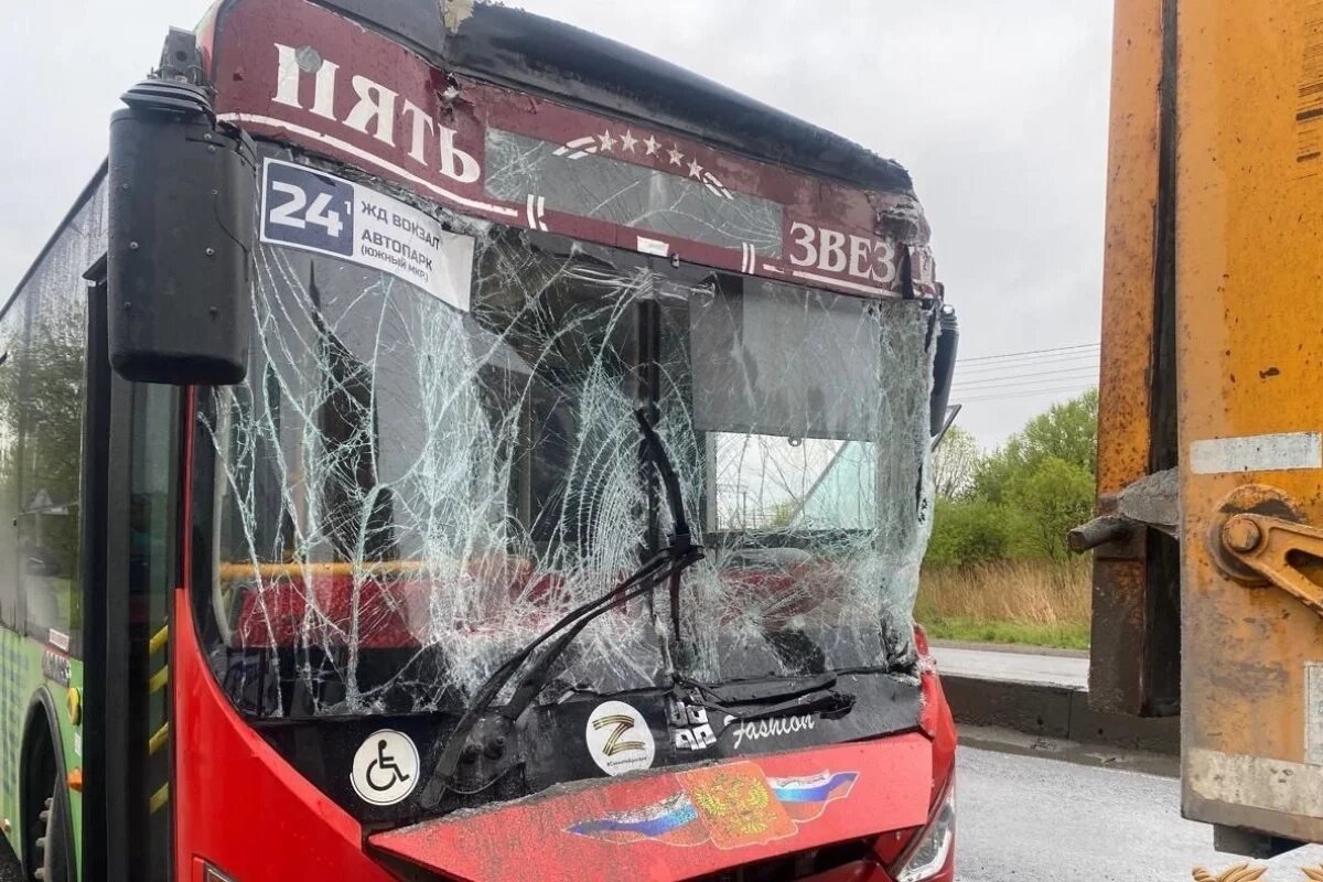 В Хабаровске автобус с пассажирами врезался в большегруз, пострадали семеро  | Аргументы и факты - Хабаровск | Дзен