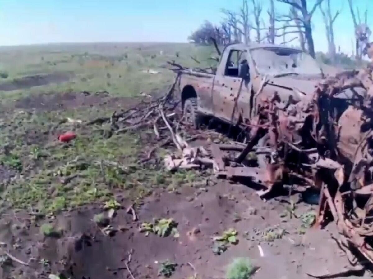    Уничтоженный автомобиль с британскими номерами в ходе штурма села Тоненькое в ДНР© РИА Новости