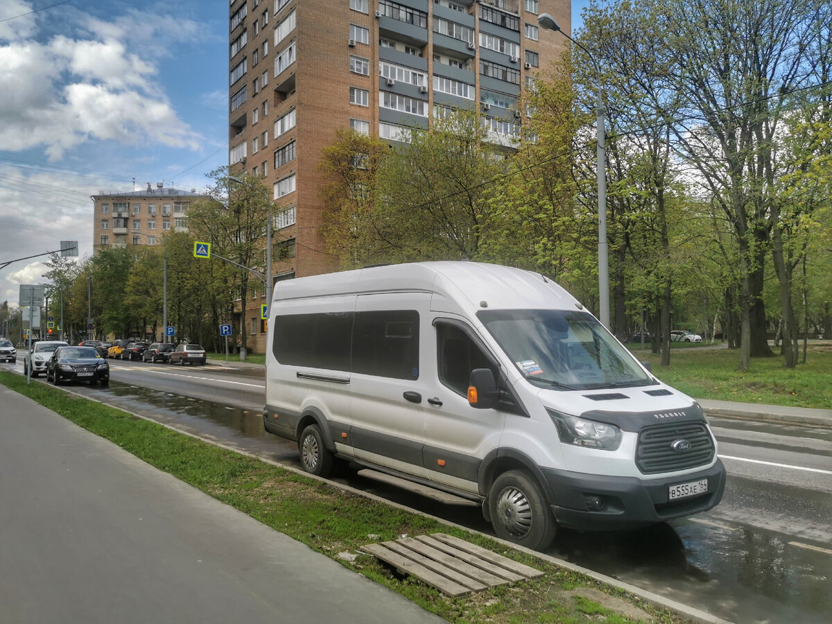 Микроавтобус Ford Transit. Песчаная улица.