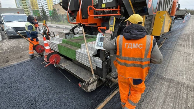    В Кирове продолжают асфальтировать дороги после заморозков