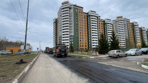    В Кирове продолжают асфальтировать дороги после заморозков