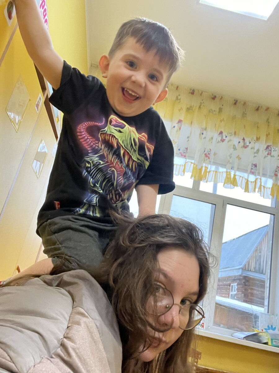 Мало совместных фото, поэтому будет фото с ребенком на шее ) я и мой сын Иван