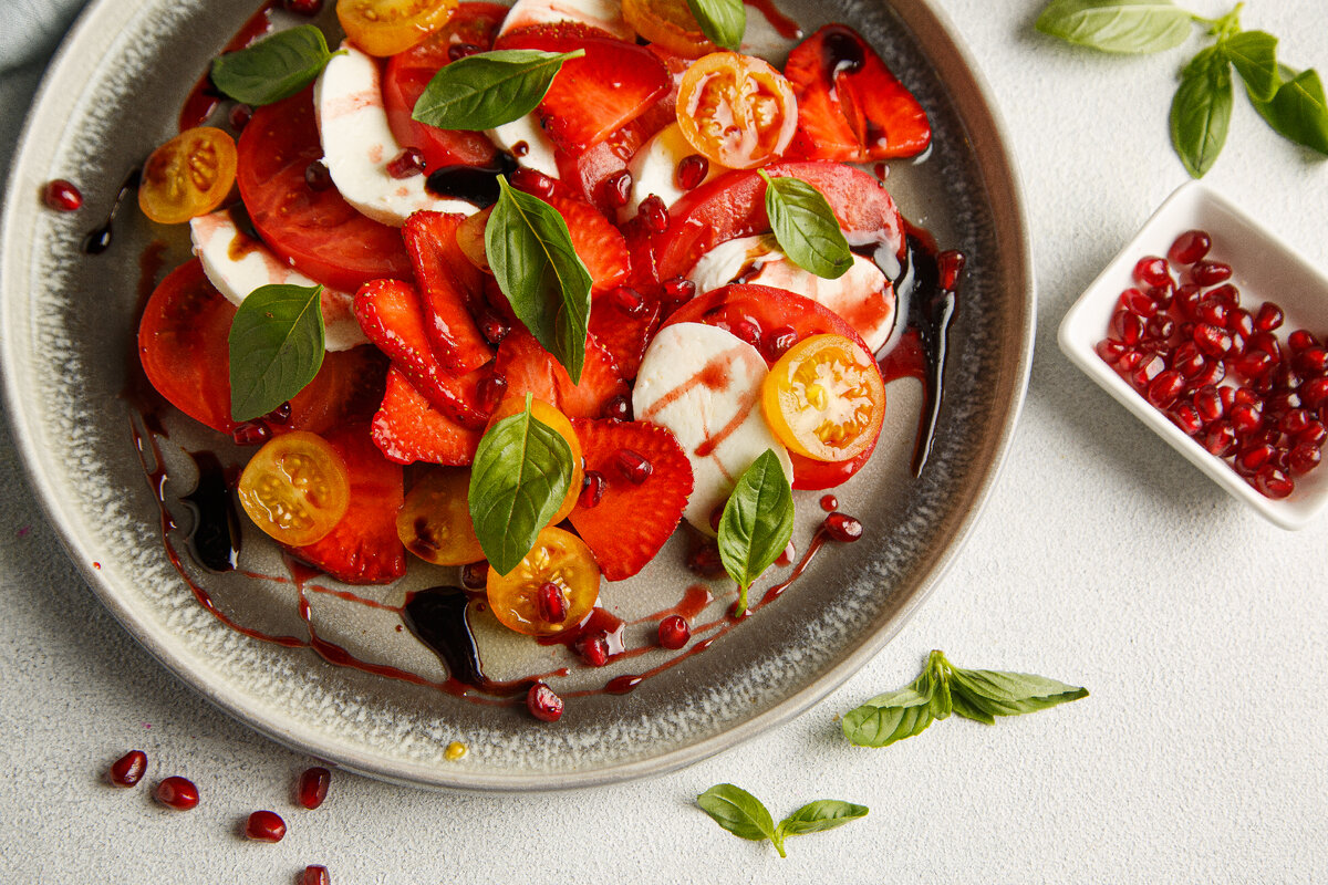 Капрезе с клубникой и сладкими томатами🍓😍 Рецепт от шеф-повара |  Кулинарные студии Юлии Высоцкой | Дзен