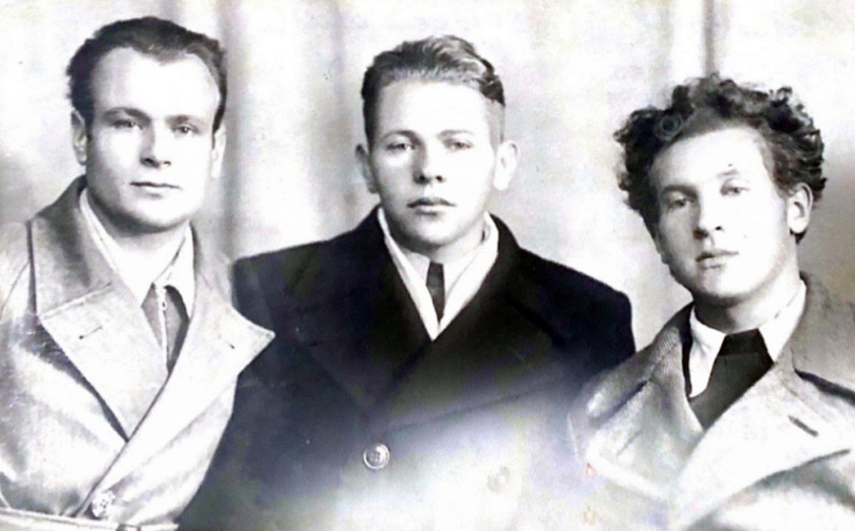 Петр Мельников (крайний слева) — курсант школы спецназа. 1945 год. Фото из семейного архива Александра МЕЛЬНИКОВА