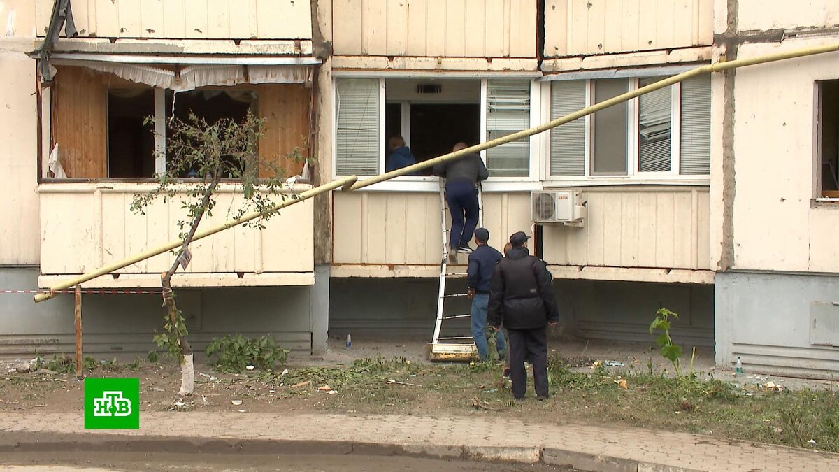 В Белгороде жители разрушенного дома через балконы пробрались в свои  квартиры | НТВ: лучшее | Дзен