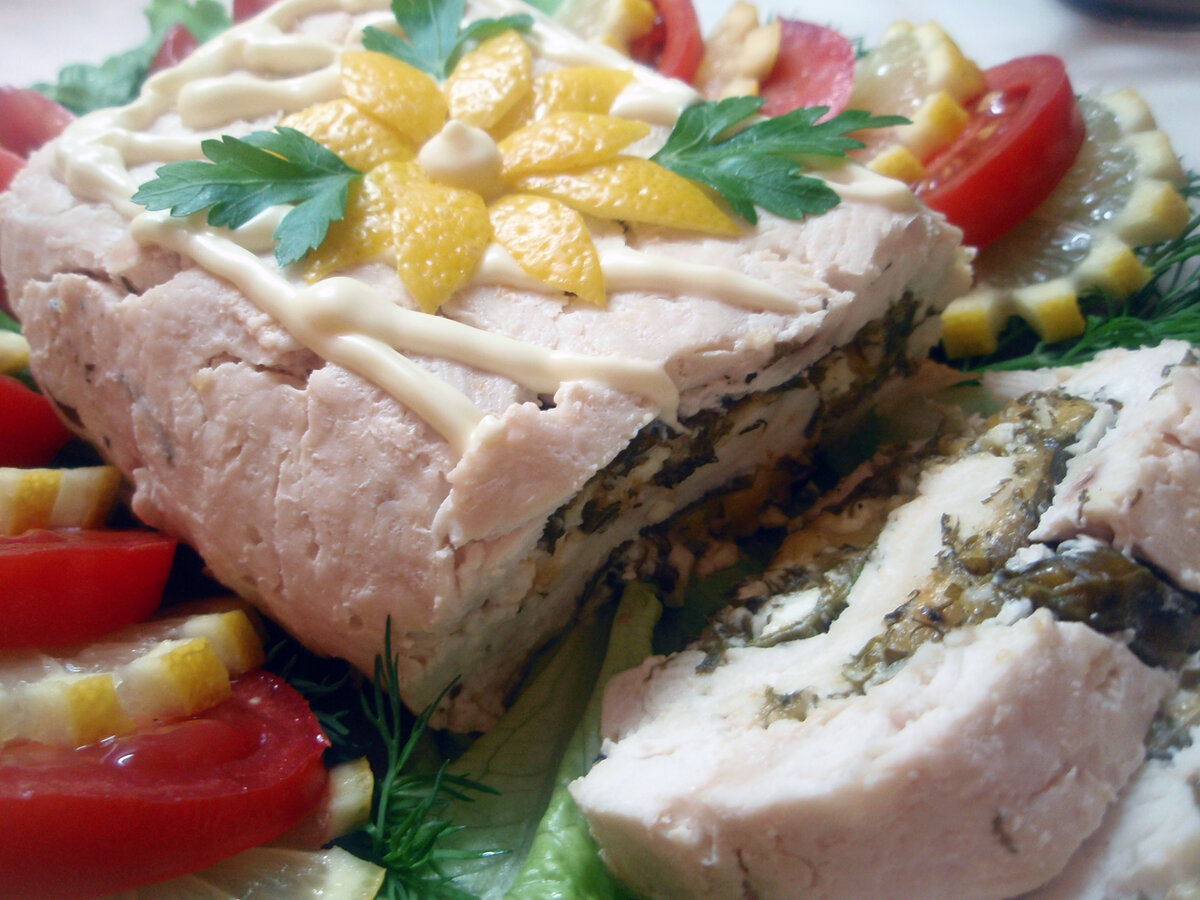 Куриный рулет с сыром, творогом и зеленью