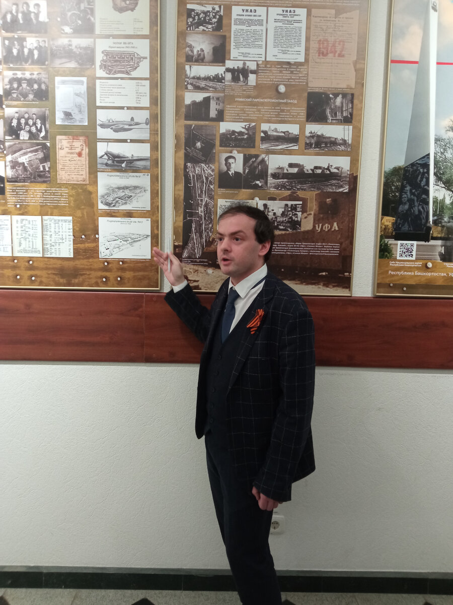 Экскурсию для первых посетителей провел куратор выставки - старший научный сотрудник музея Михаил Гаухман