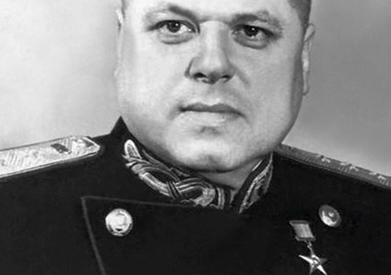 Кавалер четырёх орденов Трудового Красного Знамени – начальник железной дороги П. Ф. Кривонос