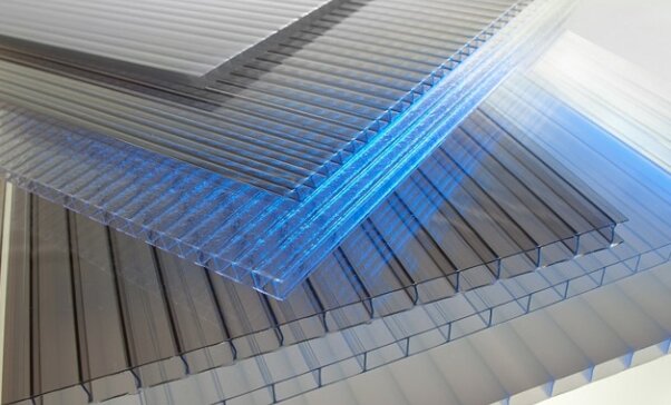 Современный, надежный материал для возведения самых разнообразных конструкций. Применяется для создания теплиц, защитных ограждений, покрытия автостоянок или детских площадок, установки перегородок. Легкость, надежность этого материала помогли ему быстро завоевать расположение строителей и заказчиков самых разнообразных конструкций. 