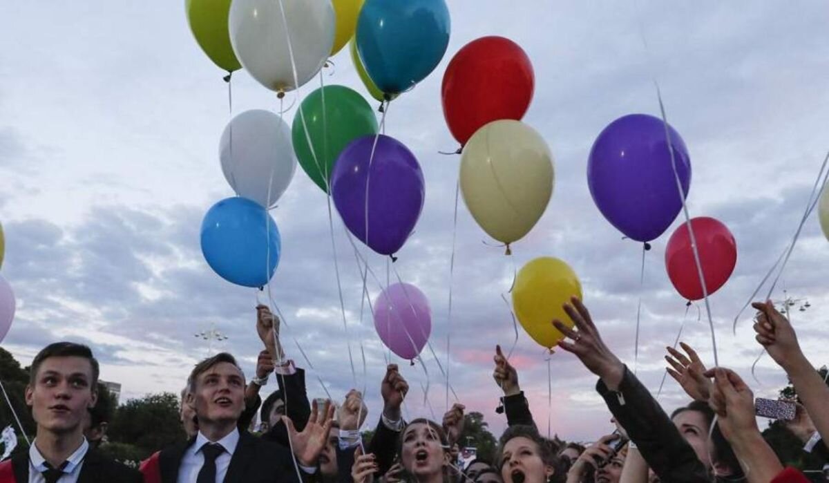 Петербуржцев попросили не запускать воздушные шары на выпускных | АОН //  Санкт-Петербург | Дзен