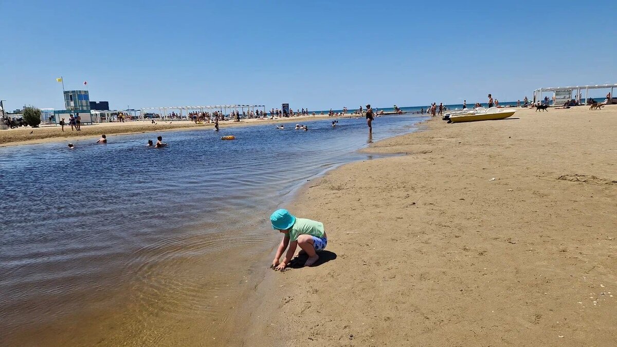Лучшие песчаные и широкие пляжи Анапы — Центральный, Лечебный и «Фотини». Все они расположены друг за другом, начинаются в центре города и заканчиваются в начале Пионерского проспекта рядом с рекой Анапкой. Фото автора