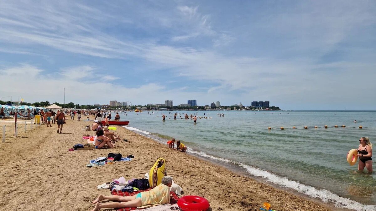 Лучшие песчаные и широкие пляжи Анапы — Центральный, Лечебный и «Фотини». Все они расположены друг за другом, начинаются в центре города и заканчиваются в начале Пионерского проспекта рядом с рекой Анапкой. Фото автора