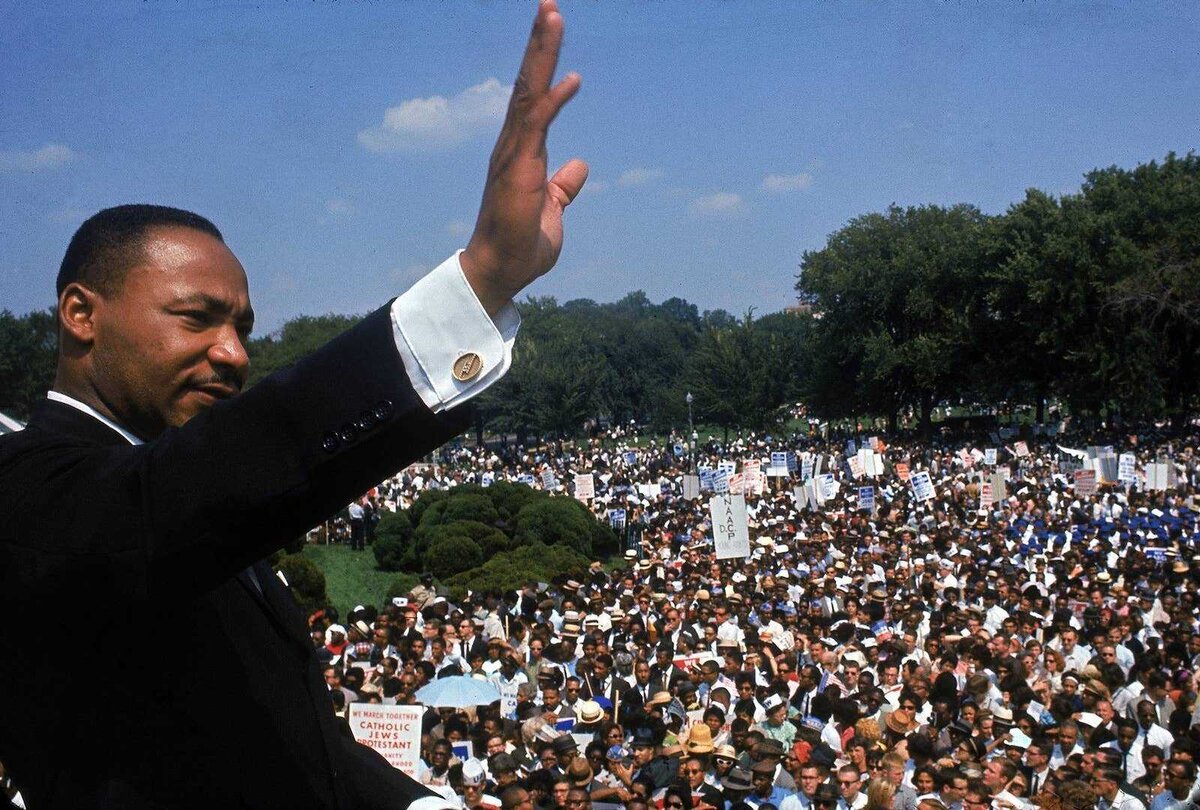 4 апреля сего года была годовщина убийства (56 лет) Мартина Лютера Кинга. Чернокожий доктор богословия, писатель, сподвижник Махатмы Ганди.
