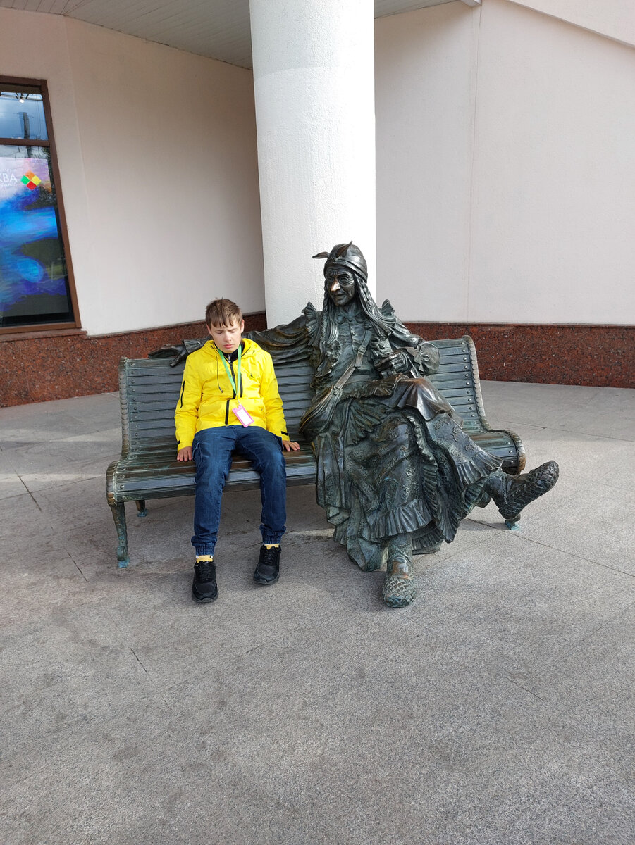 У входа в ФЦ ( фольклорный центр)