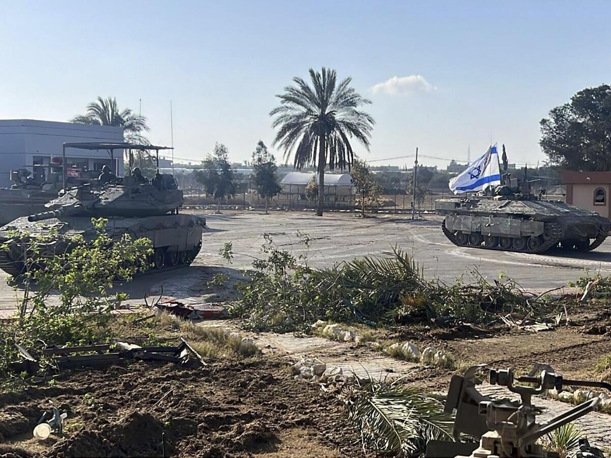    Израильская бронетехника въезжает в город Рафах в секторе Газа© AP Photo / Israel Defense Forces