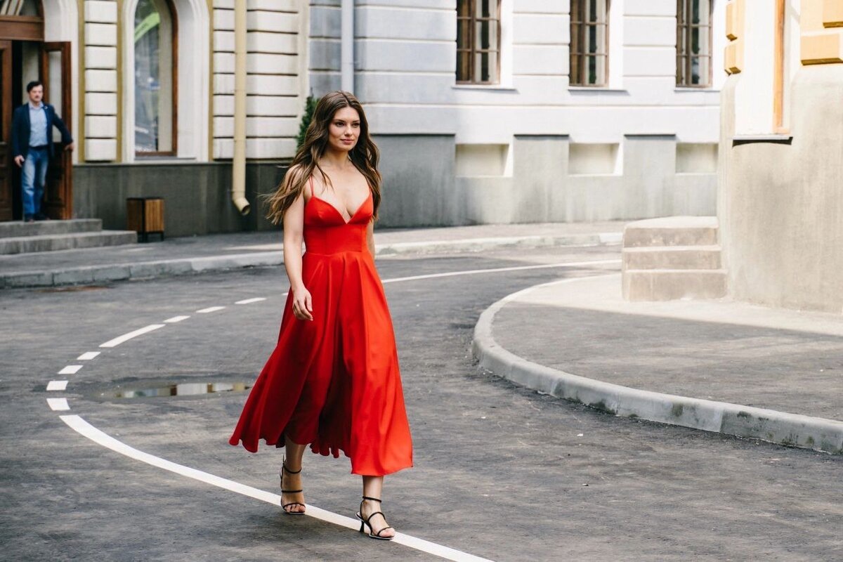 классическое красное платье - н ехватает нью-йорской толпы пешеходов (как в "Матрице")