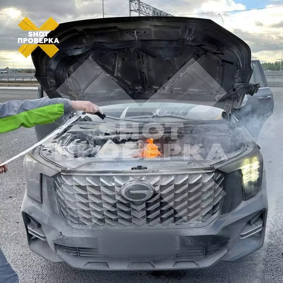 Последствия пожара оказались тяжелыми и для машины, и для ее хозяина. Фото: SHOT