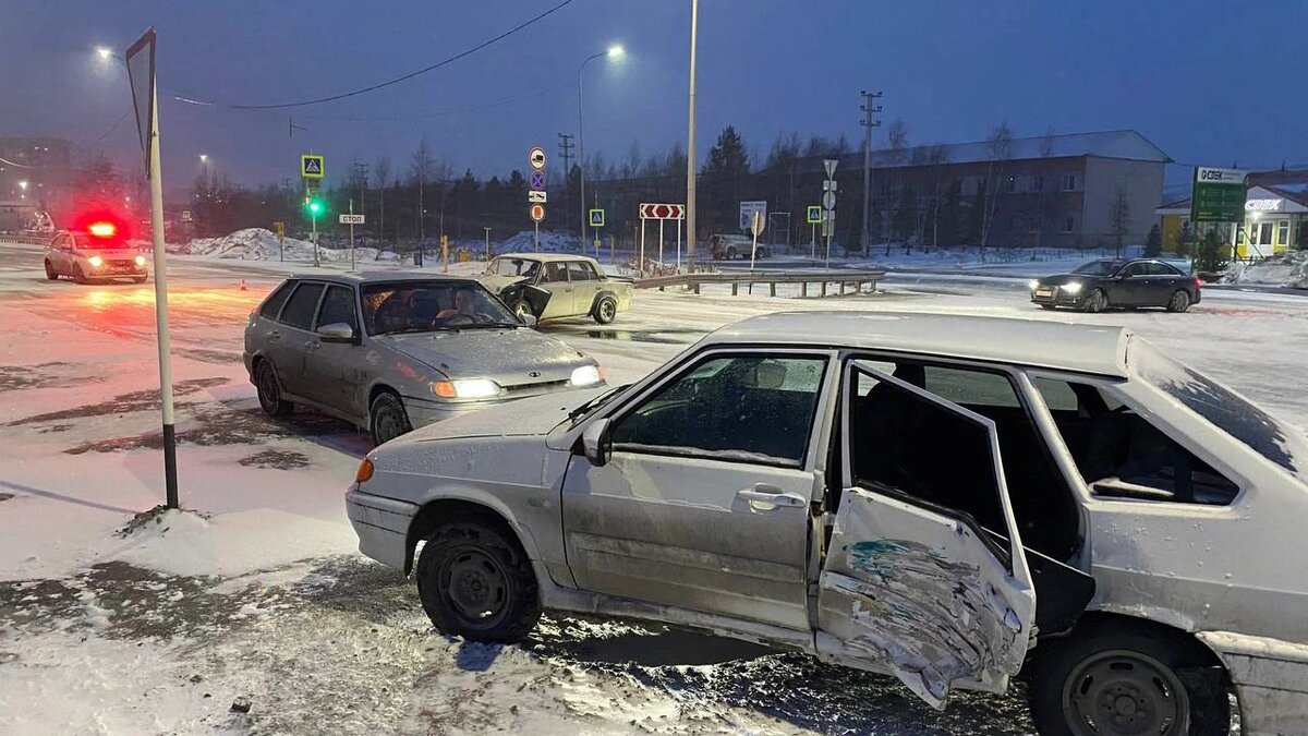 Два отечественных авто не поделили перекресток в Надыме | Время Новостей |  Дзен