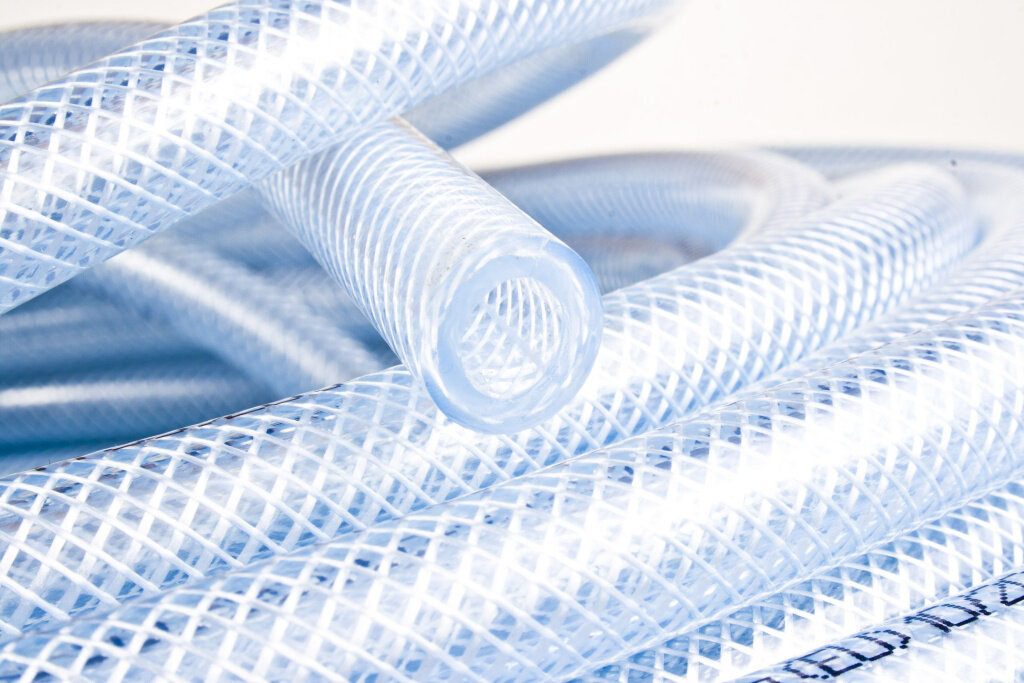 Шланги из ПВХ легкие и удобные в использовании, что делает их идеальными для полива садов и огородов