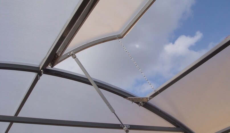 Окошко в крыше теплице