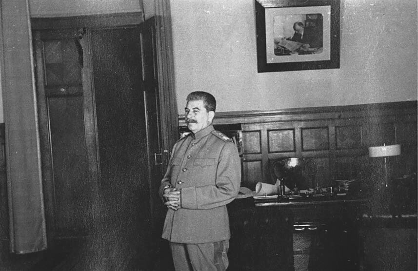 Сталин во время совещания 