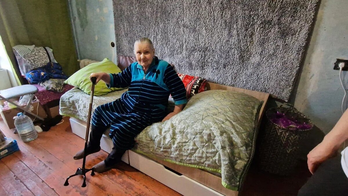 Каждый день Раиса Степановна молится, чтобы наступил мир. Одинокая пенсионерка стала беженкой в 78 лет. Военный конфликт перевернул размеренную жизнь, перечеркнув всё, что было до.-4-2