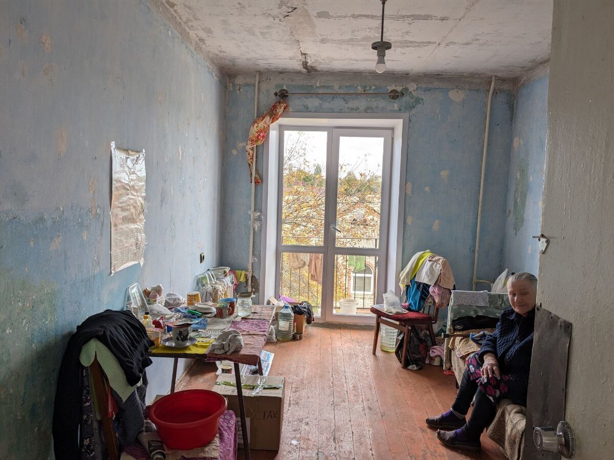 Раиса Степановна в комнате ПВРа