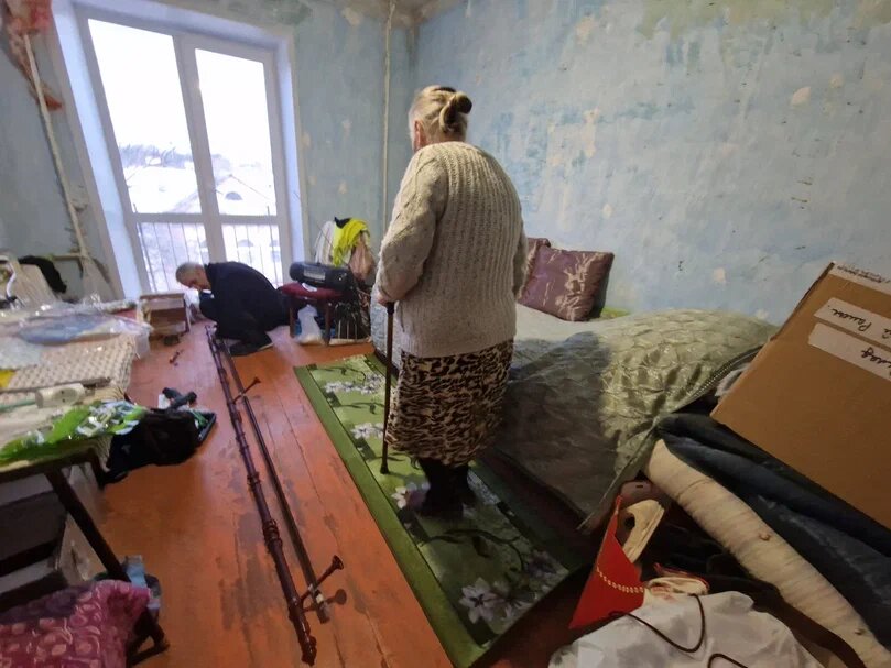 Каждый день Раиса Степановна молится, чтобы наступил мир. Одинокая пенсионерка стала беженкой в 78 лет. Военный конфликт перевернул размеренную жизнь, перечеркнув всё, что было до.-2