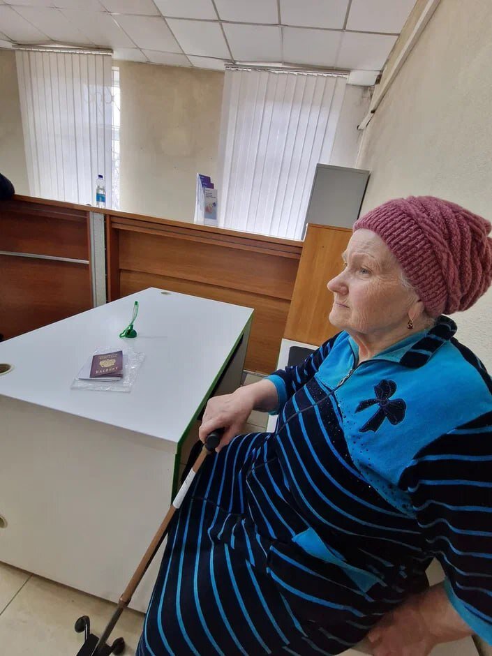 Каждый день Раиса Степановна молится, чтобы наступил мир. Одинокая пенсионерка стала беженкой в 78 лет. Военный конфликт перевернул размеренную жизнь, перечеркнув всё, что было до.-4-3