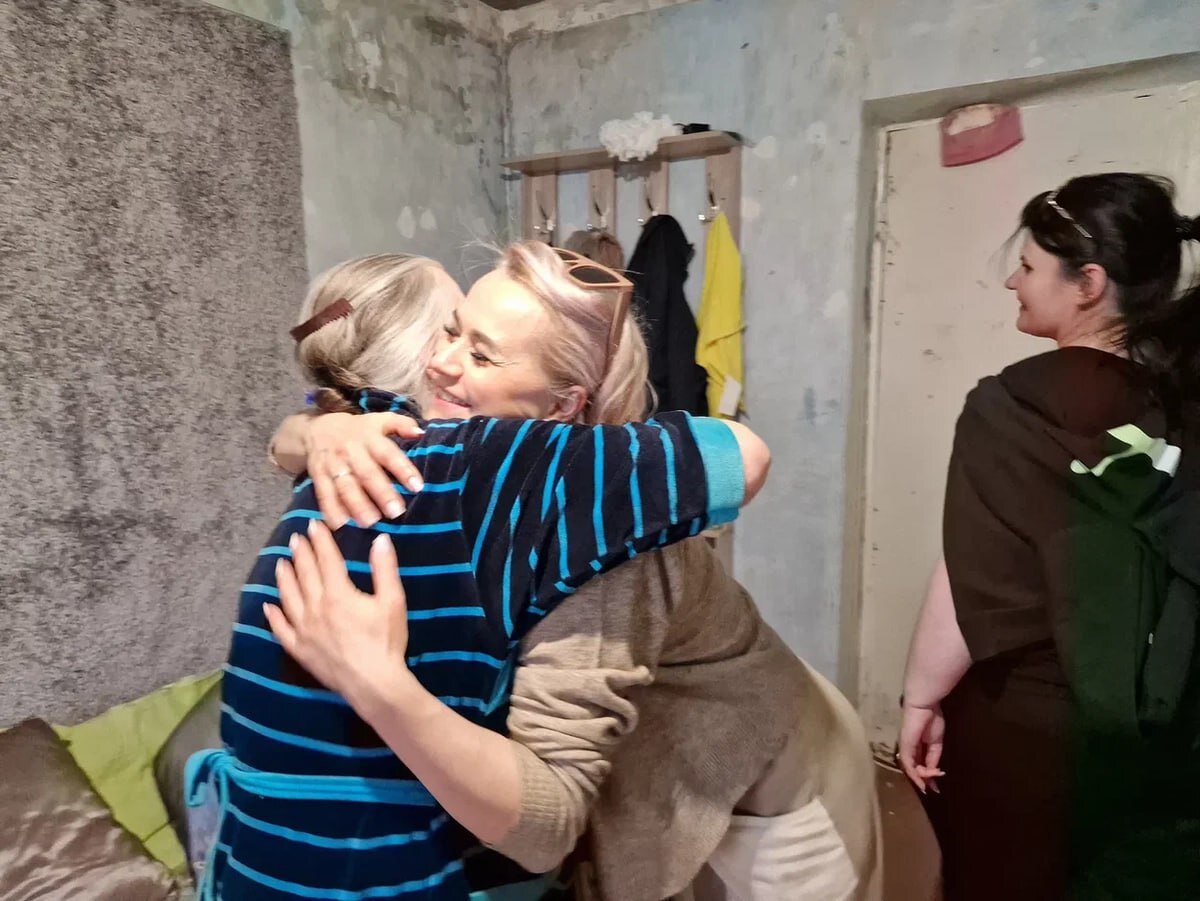 Каждый день Раиса Степановна молится, чтобы наступил мир. Одинокая пенсионерка стала беженкой в 78 лет. Военный конфликт перевернул размеренную жизнь, перечеркнув всё, что было до.-4