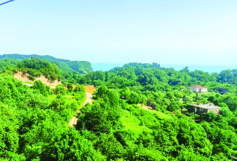 С балкона второго этажа открывается живописнейший вид на горы и море одновременно (выбрать)