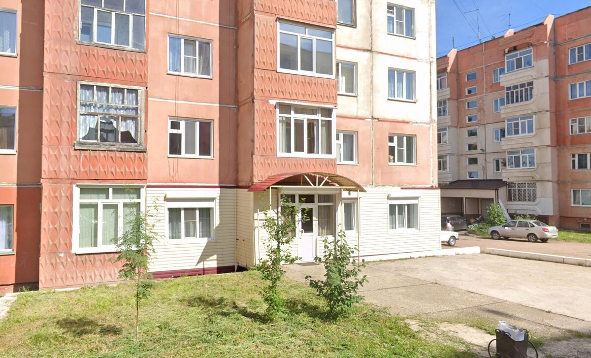 Вопреки звучному названию, гостиничный номер «VIP Luxe» расположен на первом этаже жилого дома. Изображение получено с помощью сервиса google map.