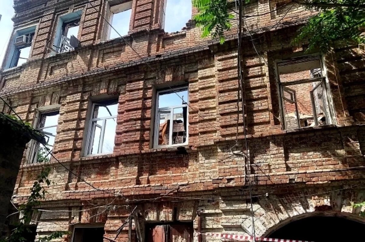    От дома осталась, практически одна стена.