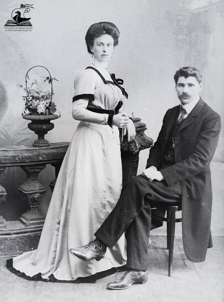 ГААО. Ф. Р-1596. Оп. 1. Д. 14. Супруги Артемьевы перед выходом в театр. 1912 г. Негатив на стеклянной основе.