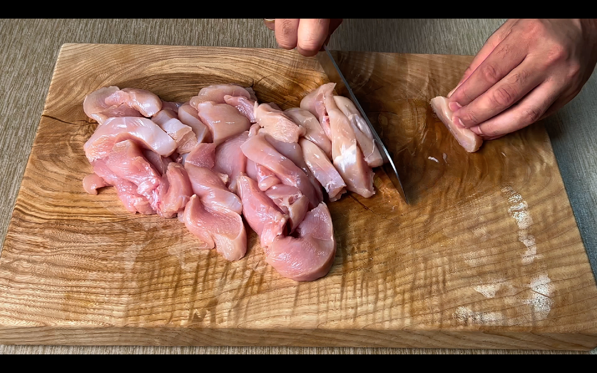 Для приготовления жульена для начала нам понадобится 800г куриного филе, 500г шампиньонов, нарезаем, как фото куриное филе и обжариваем на разогретой сковороде с двух сторон до золотистого цвета. Теперь нарезаем грибы и обжариваем отдельно на сковороде.