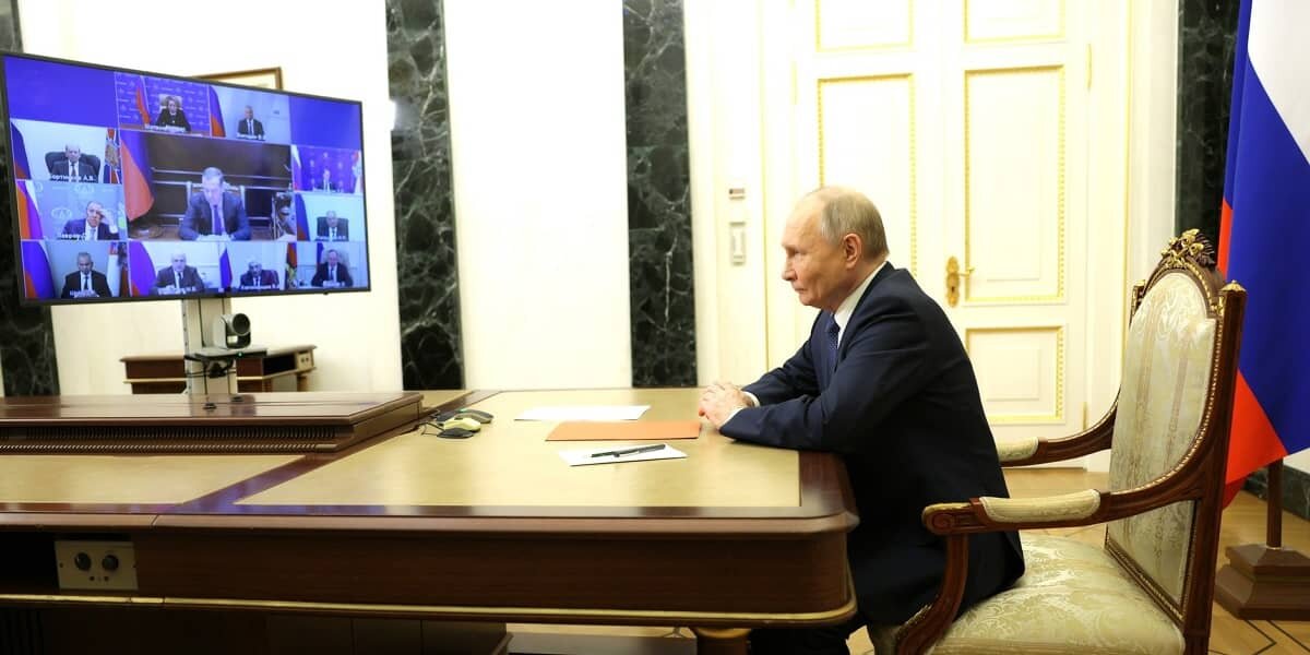 Фото: с сайта Кремля (http://static.kremlin.ru/media/events/photos/big2x/PAL3EqUUcWBieBjJLRmhIs1VAK6IvWNA.jpg)