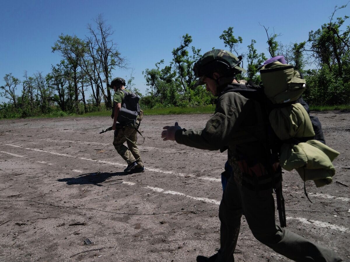    Украинские военные© AP Photo / Evgeniy Maloletka