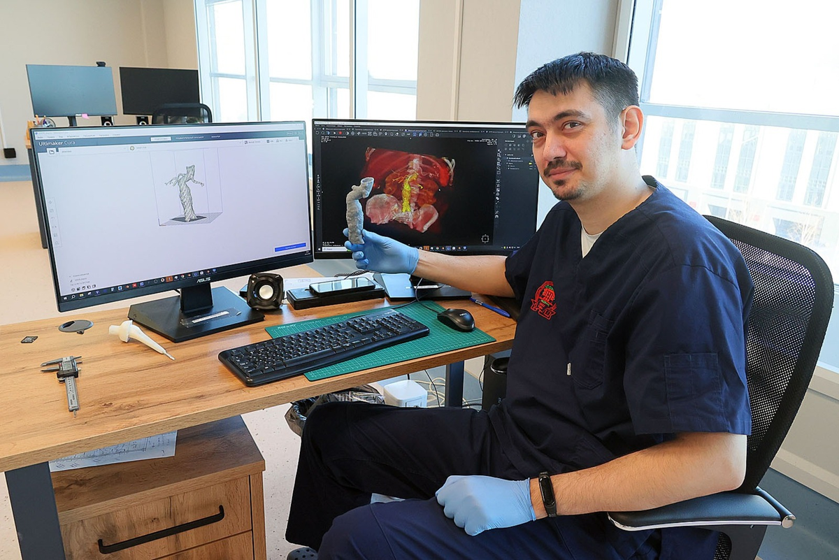 Марс Галаутдинов демонстрирует компьютерную и полимерную модели части брюшной аорты. Фото Александра ДАНИЛОВА