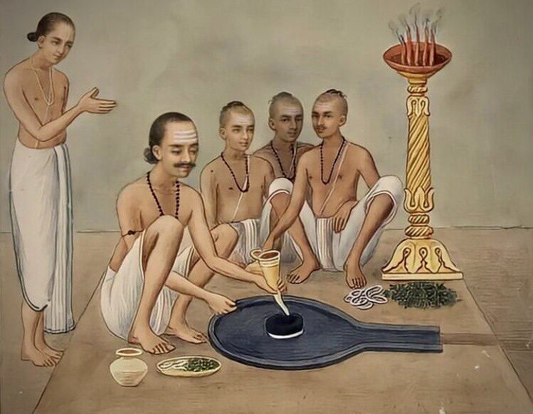 жрецы-брамины совершают ритуал у лингама, символа бога Шивы